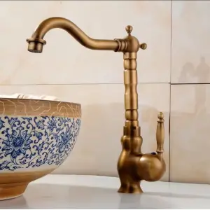 ⁦ברז ענתיק מעוטר לכיור מונח דגם "פדרו" | זהב מוברש | מק"ט 661⁩ – תמונה ⁦4⁩