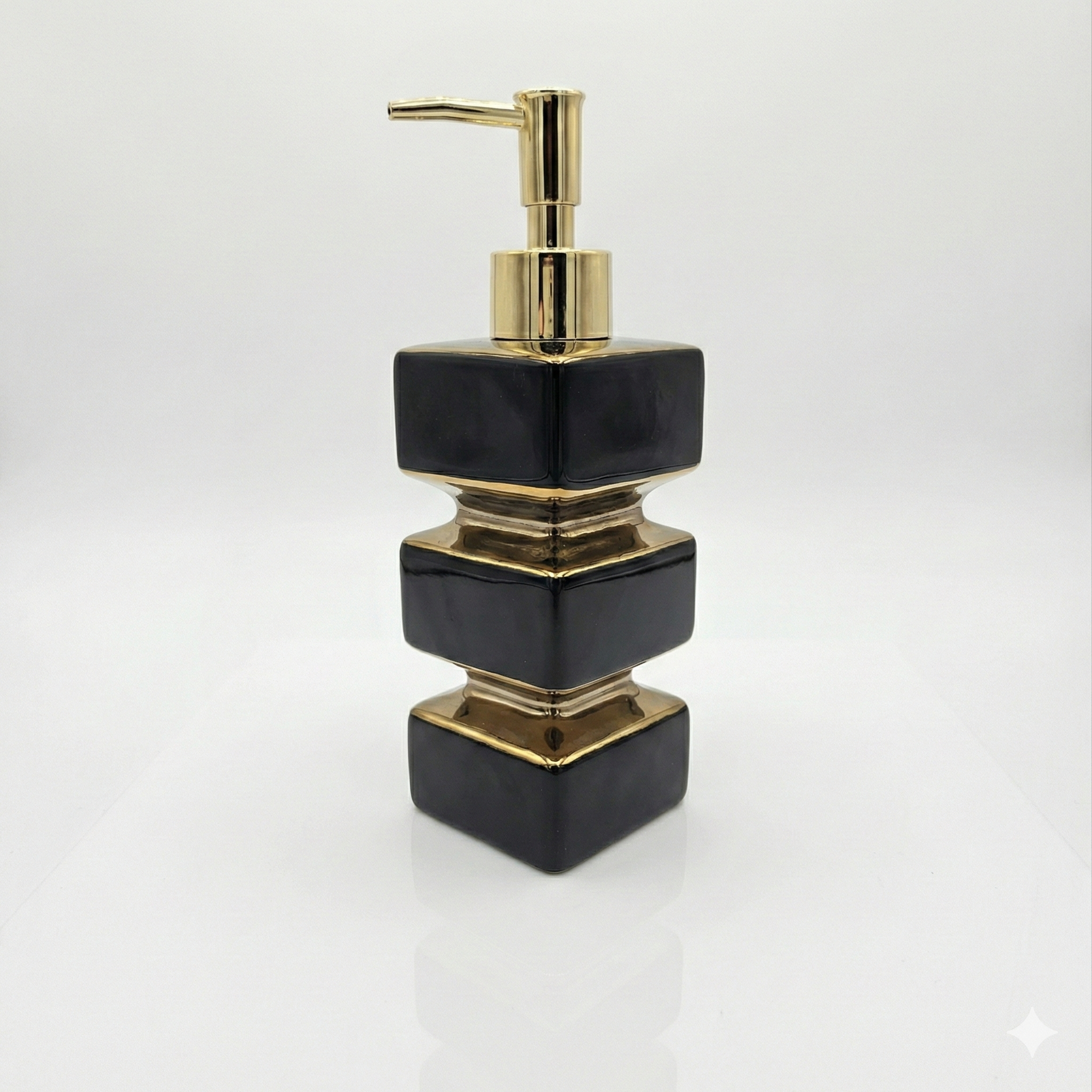 מתקן לסבון נוזלי מעוצב מזכוכית  | שחור בשילוב זהב  | מק"ט 819